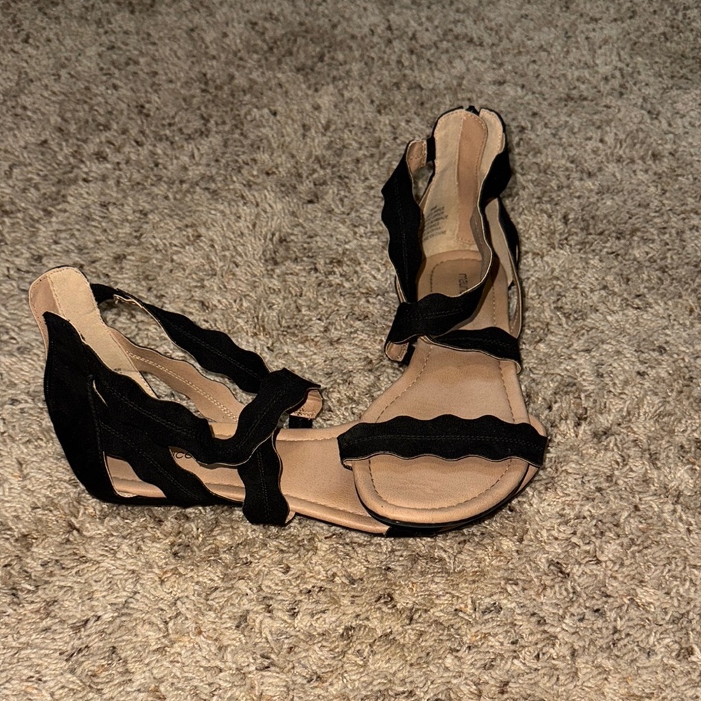 Maurices Black and Tan Scalloped Sandals